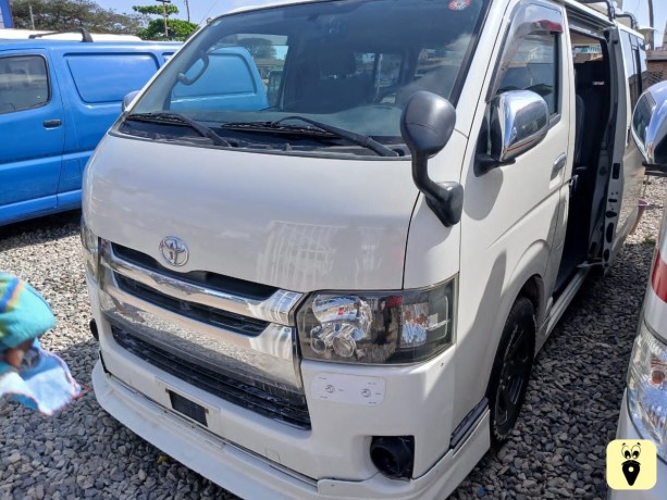 toyota-hiace-big-6