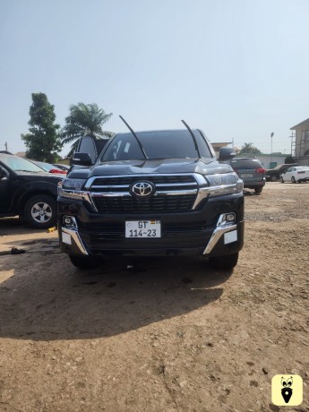 toyota-landcruiser-big-0