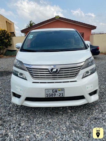 toyota-vellfire-van-big-0