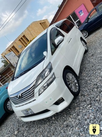 toyota-vellfire-van-big-2