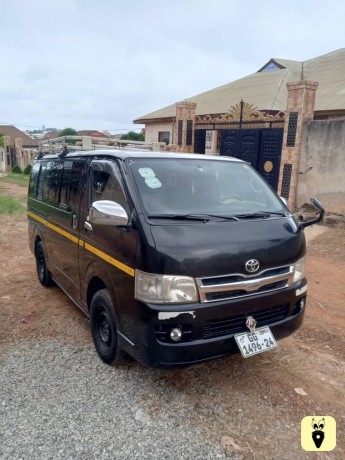 toyota-hiace-2011-big-0